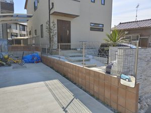 鴻巣市の境界に施工したメッシュフェンス