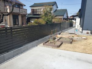 蓮田市の隣地境界に施工したダークカラーの目隠しフェンス