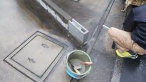 伊奈町のブロック復旧工事で破損部分のブロックを積み直している施工中の様子