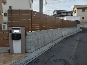 春日部市の外構リフォームで施工した門柱とフェンス