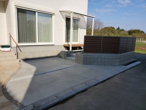 蓮田市 新築外構工事 ウッドデッキ・目隠しフェンス 蓮田市の新築外構工事|ウッドデッキと木調目隠しフェンスを施工した庭まわり