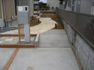 古河市 新築外構工事 門柱・アプローチ 古河市の新築外構工事|門柱から庭へつながるアプローチを施工した外構