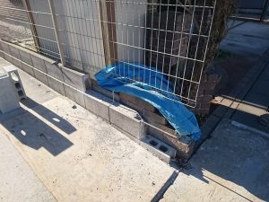上尾市で事故により破損したブロックとフェンスを復旧している施工中の様子