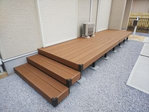 蓮田市の外構リフォームで施工したウッドデッキと庭まわり