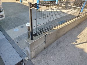上尾市で事故により破損したブロック・フェンス・チェーンポールの復旧工事前