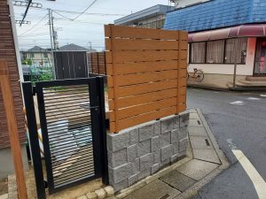 蓮田市 新築外構工事 門扉・目隠しフェンス 蓮田市の新築外構工事|門扉と木調目隠しフェンスを組み合わせた庭まわり