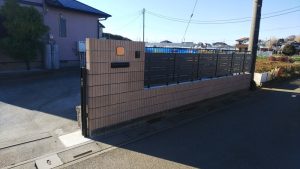 宮代町で駐車スペースと目隠しフェンスを整備した外構リフォーム工事完成写真
