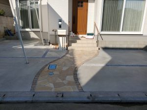 蓮田市 新築外構工事 アプローチ 蓮田市の新築外構工事|曲線デザインのアプローチと玄関まわり