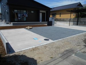春日部市 新築外構工事 完成全景 春日部市の新築外構工事|カーポート・土間コンクリート駐車場・門柱を施工した完成全景