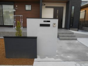 春日部市 新築外構工事 門柱 春日部市の新築外構工事|塗り壁門柱と植栽を施工した玄関まわり