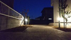 羽生市 新築外構工事 ライティング 羽生市の新築外構工事|門柱・アプローチ・植栽を照らす夜間ライティング