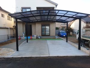 蓮田市 新築外構工事 大型カーポート・駐車場 蓮田市の新築外構工事|大型カーポートと土間コンクリート駐車場の完成全景