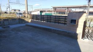 宮代町の外構リフォームで施工した目隠しフェンスと駐車スペース
