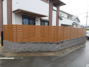 蓮田市 新築外構工事 目隠しフェンス 蓮田市の新築外構工事|境界ブロック上に施工した木調目隠しフェンスの完成全景