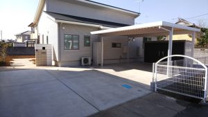 羽生市 新築外構工事 完成全景 羽生市の新築外構工事|大型カーポート・土間コンクリート駐車場・物置を施工した完成全景
