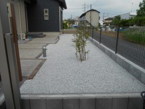 鴻巣市で施工した庭の砕石敷き・植栽・舗装工事の完成写真