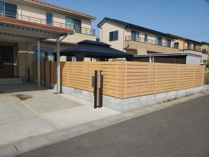 春日部市でガゼボや目隠しフェンスを施工した外構リフォーム工事完成写真