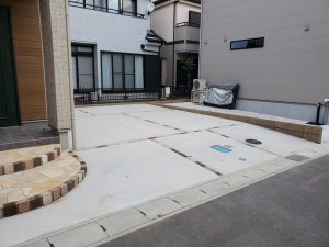 蓮田市 新築外構工事 完成全景 蓮田市の新築外構工事|土間コンクリート駐車場と曲線デザインの門まわりを施工した完成全景