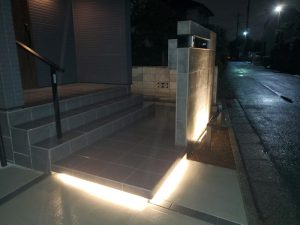 上尾市 新築外構工事 ライティング 上尾市の新築外構工事|門柱とタイル階段を照らす夜間ライティング