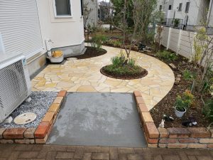 伊奈町の外構リフォームで施工したフェンスと舗装のある庭