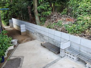 さいたま市岩槻区で住宅の敷地境界に施工したブロックと目隠しフェンス