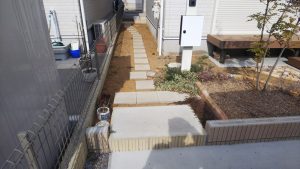鴻巣市の庭とアプローチまわりの外構リフォーム工事施工前