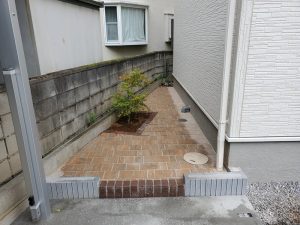 上尾市で施工したインターロッキング舗装と植栽の庭の完成写真