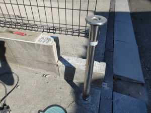 上尾市で事故により破損したブロックとフェンスを撤去している施工中の様子