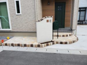 蓮田市 新築外構工事 門柱・ポスト 蓮田市の新築外構工事|曲線の塗り壁門柱とポスト・レンガを組み合わせた門まわり