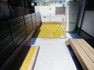 伊奈町で施工した庭の天然芝・化粧ブロック・木彫フェンス・砕石敷き・花壇・ウッドデッキの完成写真