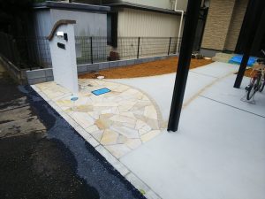 蓮田市 新築外構工事 石貼りアプローチ 蓮田市の新築外構工事|曲線デザインの石貼りアプローチと土間コンクリート