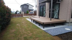 春日部市 新築外構工事 ウッドデッキ・芝生 春日部市の新築外構工事|庭に施工したウッドデッキと芝生スペース