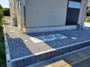 白岡市 新築外構工事 建物まわり砂利敷き 白岡市の新築外構工事|建物まわりを砂利敷きで仕上げた外構