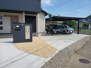 蓮田市 新築外構工事 完成全景 蓮田市の新築外構工事|カーポート・門柱・アプローチ・駐車場を施工した完成全景