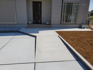 白岡市 新築外構工事 駐車場・アプローチ 白岡市の新築外構工事|土間コンクリート駐車場から玄関へつながるアプローチ