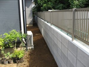 さいたま市で敷地境界に施工したブロックとフェンスの完成写真