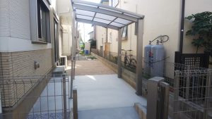 上尾市の外構リフォームで舗装と砂利敷きを施工した建物まわり