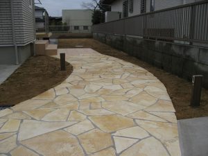 古河市 新築外構工事 石貼りアプローチ 古河市の新築外構工事|曲線デザインで施工した石貼りアプローチ