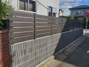 上尾市 新築外構工事 目隠しフェンス 上尾市の新築外構工事|境界ブロック上に施工した木調目隠しフェンス