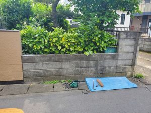蓮田市のフェンス復旧工事で既存ブロックにフェンス柱設置用のコア抜きを行う施工中の様子