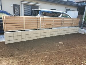 蓮田市で住宅の境界ブロックと木調目隠しフェンスの施工例