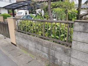 蓮田市で破損したフェンスの復旧工事前