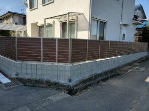 蓮田市 新築外構工事 境界ブロック・目隠しフェンス 蓮田市の新築外構工事|境界ブロック上に施工した木調目隠しフェンス