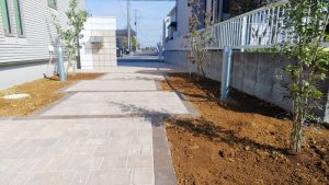 羽生市 新築外構工事 アプローチ・植栽 羽生市の新築外構工事|インターロッキングアプローチと植栽を組み合わせた玄関までの動線