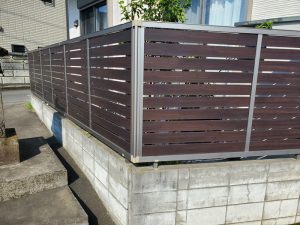 蓮田市で事故により破損した目隠しフェンスの復旧工事前