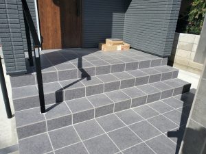 上尾市 新築外構工事 タイル階段 上尾市の新築外構工事|玄関まわりに施工したタイル階段と手すり