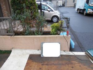 桶川市のフェンス復旧工事でフェンス柱設置用のコア抜きを行う施工中の様子