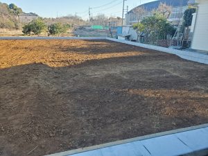 白岡市の住宅外構で施工した敷地境界のブロック