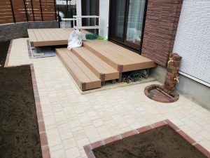 蓮田市-ウッドデッキ-庭工事 蓮田市で施工したウッドデッキとインターロッキング舗装の庭工事