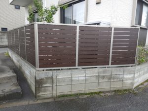 蓮田市で事故により破損した目隠しフェンスの復旧工事完了